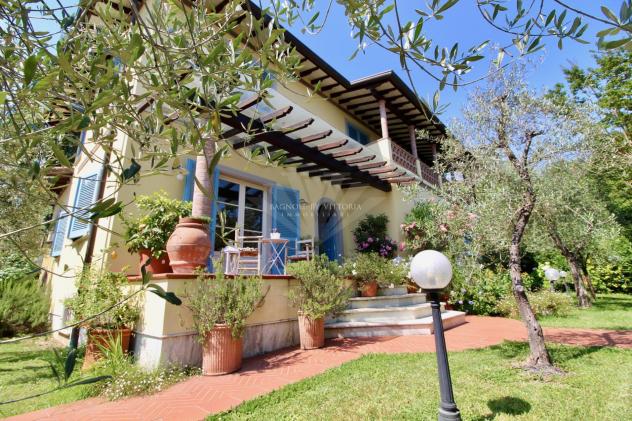 VILLA di 15 vani e di 300 mq (PIETRASANTA - Pietrasanta) rif. 046 - Foto 7