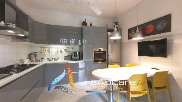 Villa Luminosa nel Verde: Privacy, Comfort e Spazi per la Famiglia - Foto 6