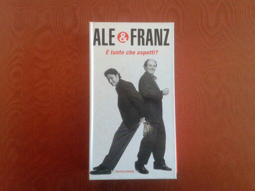 COFANETTO LIBRO + CASSETTA VHS "E' TANTO CHE ASPETTI?'"