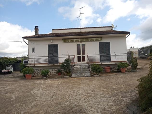 1975/MARZANO Villa su un solo livello di 180 mq con parco di mq 4.000 a Marzano Appio, lungo la S