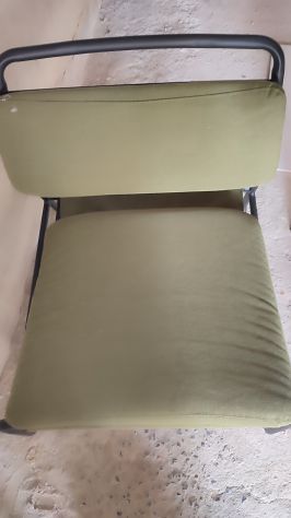 Poltrona verde IKEA in tessuto con struttura ferro nero