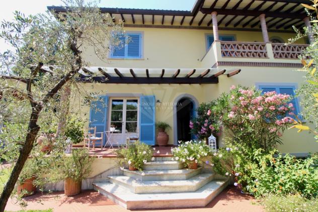 VILLA di 15 vani e di 300 mq (PIETRASANTA - Pietrasanta) rif. 046 - Foto 6