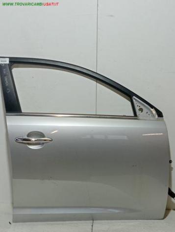 PORTA ANT. DX ARGENTO MET CON SERR GRAFFIO LEGGERO 999-U1561082 Carrozzeria  Lamierati esterni  Porte  Porta ant. dx. KIA - SPORTAGE - 2010  2014, KIA