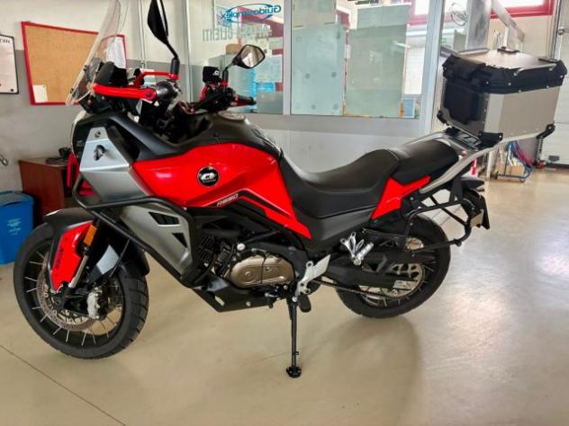 QJ MOTOR SVT 650X con accessori rif. 23968253