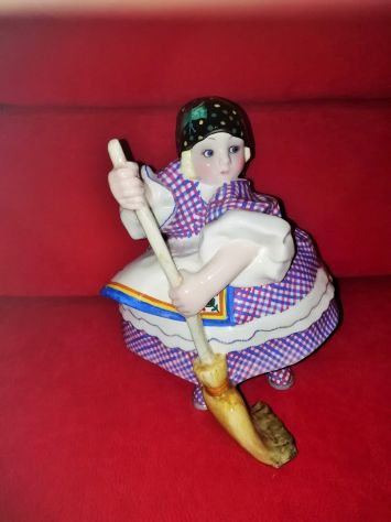 Ceramica Essevi : "Vigina" bambina con scopa di Sandro Vacchetti - Foto 2