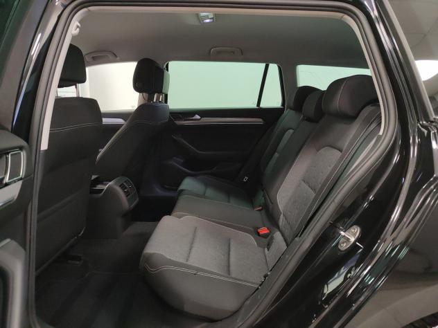 Volkswagen Passat Variant 2.0TDI EVO DSG Navi FariLED ClimaBizona - Foto 6