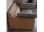regalo un frigorifero e un divano a due posti