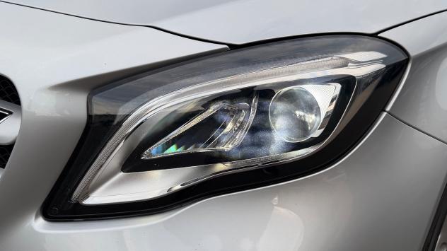 MERCEDES-BENZ GLA 180 1.6 PREMIUM AT7 122CV - FULL LED, PELLE, TETTO, NEOPATENTATI - Foto 5
