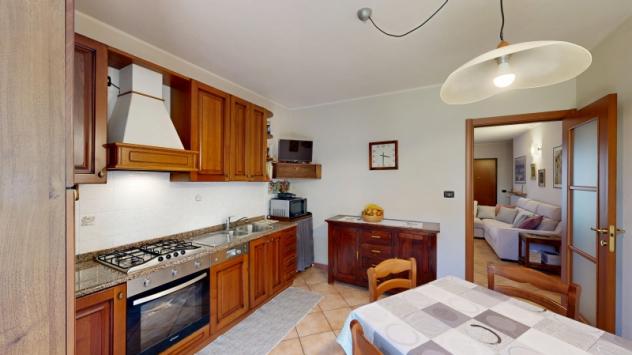 VILLETTA DI TESTA su più livelli con GIARDINO PRIVATO, TRE CAMERE DA LETTO e BOX AUTO - Foto 6