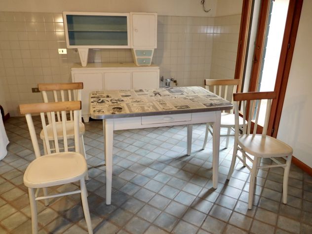 Credenza + Tavolo + 4 sedie anni '50 restaurati e decorati a mano