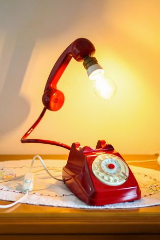 Lampada da tavolo realizzata artigianalmente con vero telefono SIP - Foto 2