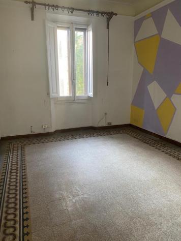 L'appartamento di mq.100 ha una buona distribuzione degli spazi con vani ampi, grandi finestre e soffitti alti; si fa apprezzare per la piacevole lumi - Foto 10
