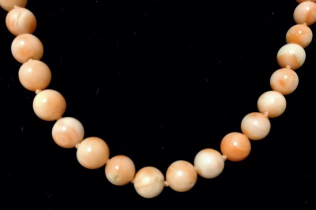 BELLA COLLANA IN AUTENTICO CORALLO ROSA VARIEGATO CHIUSURA ARGENTO. - Foto 3