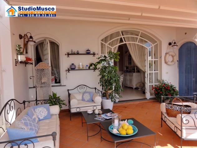 StudioMusco vende a Capri, su via Marina Piccola panoramicissimo appartamento indipendente. Con ampia terrazza panoramica, piccolo giardinetto, posto - Foto 8