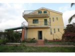 VENDESI VILLA SU TRE LIVELLI CON TERRENO