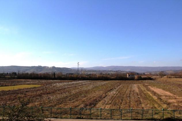 Fabro (Scalo) –Vendesi abitazione indipendente con area esterna e terrazza.