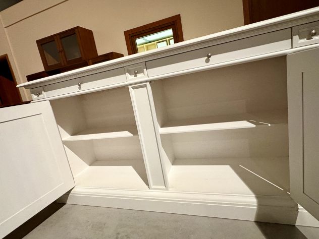 NUOVA CREDENZA 2 ANTE 4 CASSETTI MASSELLO FINITURA BIACO LACCATO INVECCHIATO - Foto 4