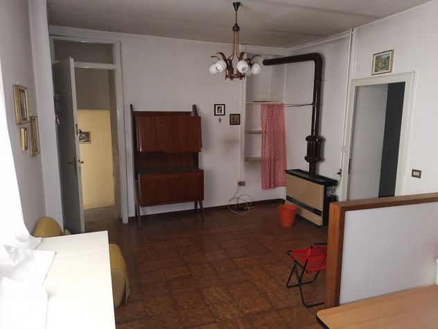Azzio - ampia porzione di casa con box - Foto 5
