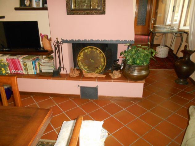 Indipendente su 2 piani: piano terra con ingresso con vano con comoda scala di collegamento, ampia cucina abitabile, sala, camera con bagno, altra cam - Foto 17