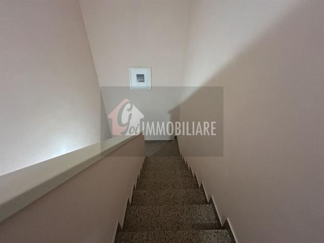 Elegante villa con giardino privato e possibilità bifamiliare - Foto 17