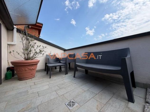 PARATICO – ULTIMO PIANO CON TERRAZZINO, PISCINA E SCORCIO LAGO