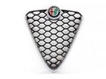 156110134 MASCHERINA GRIGLIA PARAURTI ANTERIORE CON STEMMA ALFA ROMEO GIULI &hellip;
