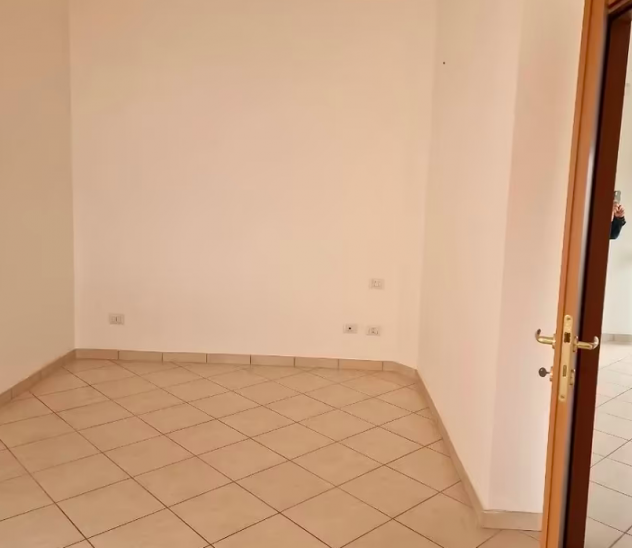 GUIDONIA BILOCALE ARREDATO CON BALCONE E POSTO AUTO - Foto 3