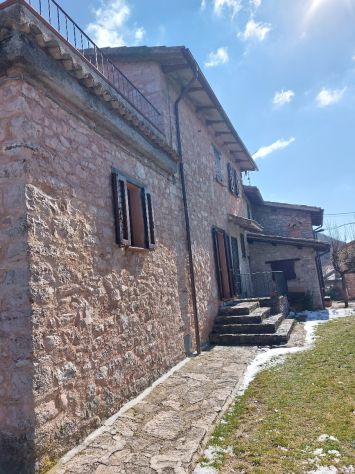 PORZIONE IN PIETRA DI UN CASALE A SPOLETO