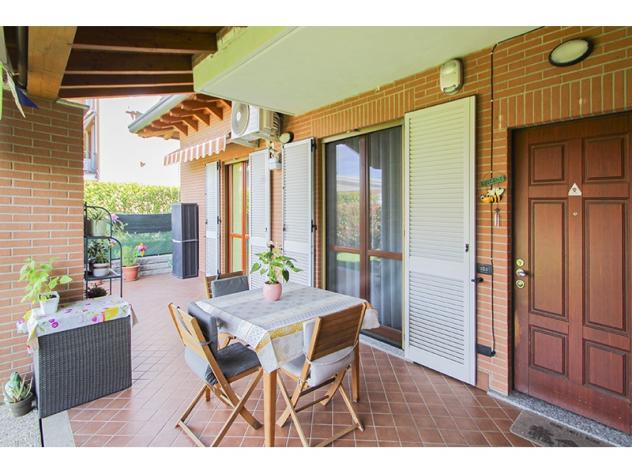 Vendesi TRILOCALE al piano terra con GIARDINO, BOX DOPPIO e CANTINA. - Foto 2