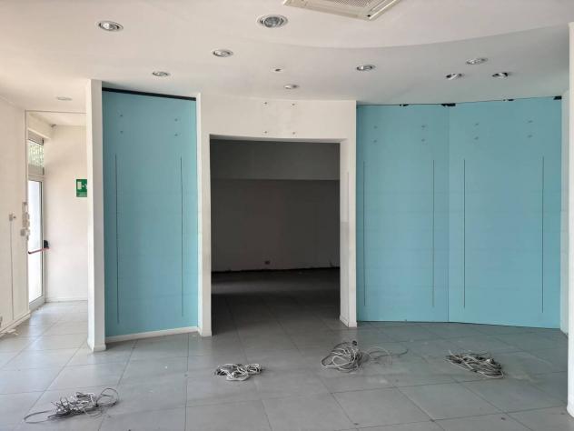 Oltre 3 vetrine in affitto a Samarate - Foto 8