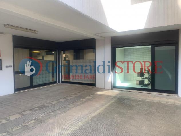 Oltre 3 vetrine in vendita a Campi Salentina