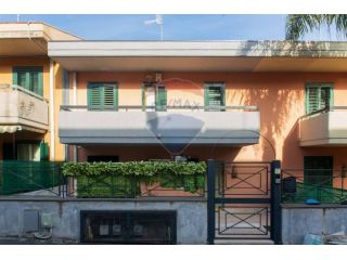 Villa a schiera in affitto a Aci Catena