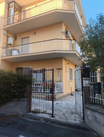 GUIDONIA TRILOCALE ARREDATO CON TERRAZZO E POSTO AUTO - Foto 2