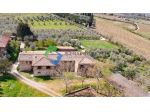 Antica colonica con azienda agricola a Castellina in Chianti, Siena.