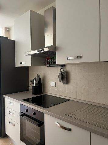 CUCINA, CONSOLLE E DUE SGABELLI
