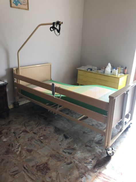 LETTO ORTOPEDICO ELETTRICO PER ANZIANI E DISABILI - Foto 4