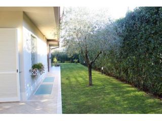 Villa in affitto a Forte dei Marmi 240 mq  Rif: 1031550