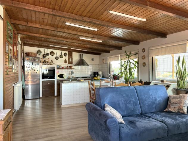 Marina di Massa, in pieno centro e a pochi passi dal mare: attico al 4° piano con ascensore, composto da ingresso, sala, ampia cucina, disimpegno, 3 c - Foto 2