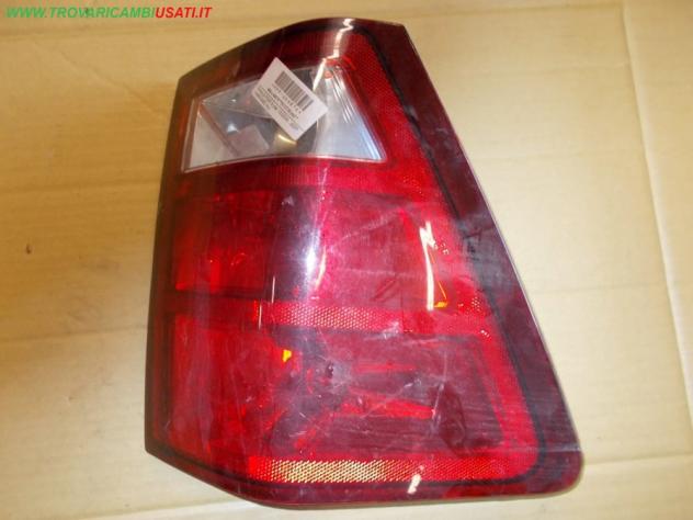 FANALE POST.S.(dal 10/2004) JEEP CHEROKEE (KJ)  Parti elettriche  Fanaleria  Fanali  Fanale post. sx. JEEP - CHEROKEE - 01-12-2001 - 01-04-2008