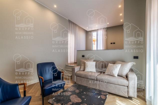 Attico fronte mare con terrazzo, solarium e posto auto – affitto annuale - Foto 4
