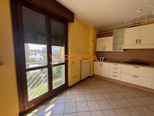 Quadrilocale su due livelli con terrazzo, box e cantina in centro ad Azzano San Paolo - Foto 8