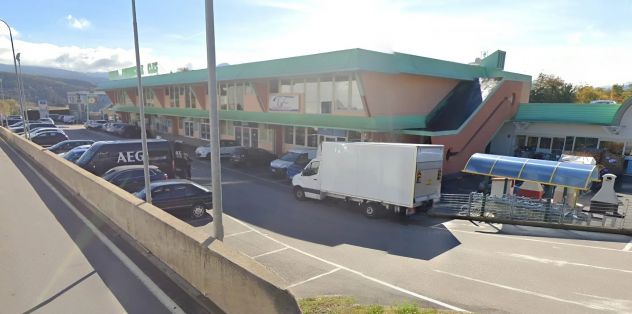 Cles - Ampio locale commerciale di 250 mq con posti auto - Foto 2