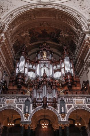 Organista e soprano per musica ai matrimoni e funerali.