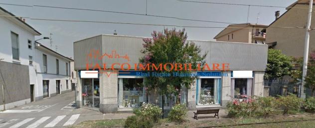 VENDESI NEGOZIO MULTIVETRINE DI 340 MQ ca.