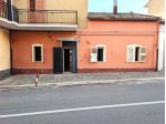 Lauropoli: abitazione con doppio ingresso indipendente con piccola corte