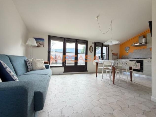 PARATICO – ULTIMO PIANO CON TERRAZZINO, PISCINA E SCORCIO LAGO - Foto 9