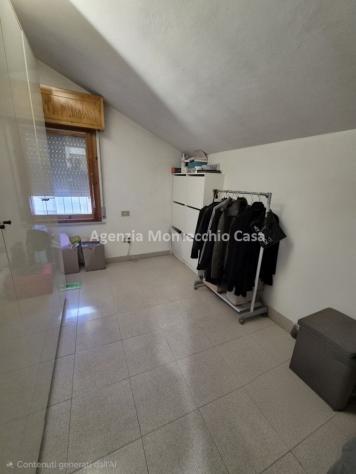 AMPIO APPARTAMENTO INDIPENDENTE CON MANSARDA, GARAGE, DUE POSTI AUTO E OLTRE 200 MQ DI SCOPERTO ESCLUSIVO - Foto 15