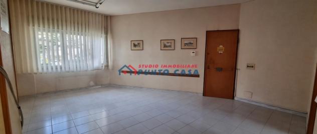 VIA VIRGILIO – Appartamento non arredato al P.T. rialzato, 130 mq ca. – 4 vani + acc. + n. 2 p.auto. Buone condizioni. Euro 500 CL GI