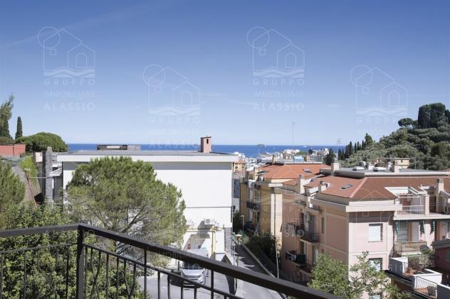 Luminoso appartamento con vista mare, due balconi e possibilità box