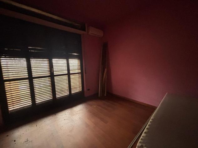 VILLA SINGOLA CON DUE APPARTAMENTI DA PARZIALMENTE RISTRUTTURARE - Foto 14